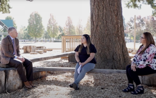 Dr. Jeff Snell con Hilda Lail y Marissa Valencia, quienes son coordinadoras de recursos de la familia y la comunidad